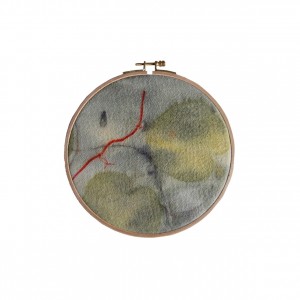 BAIN n°26 EMPREINTE n°01 / arbre de judée, garance, fer sur laine dans bain de ronces / diam.19cm - 80 €