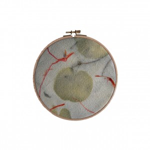 BAIN n°26 EMPREINTE n°01 / arbre de judée, garance, fer sur laine dans bain de ronces / diam.19cm - 80 €