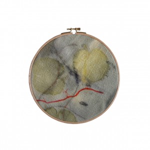 BAIN n°26 EMPREINTE n°01 / arbre de judée, garance, fer sur laine dans bain de ronces / diam. 22cm - 100 €