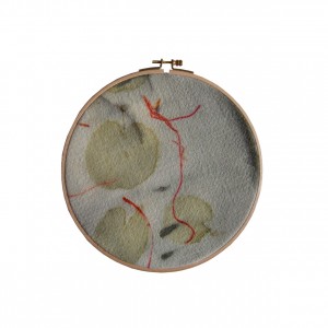 BAIN n°26 EMPREINTE n°01 / arbre de judée, garance, fer sur laine dans bain de ronces / diam. 22cm - 100 €