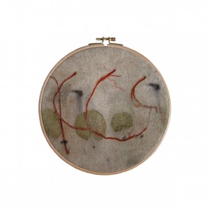 BAIN n°37 EMPREINTE n°01 / eucalyptus, arbre de judée, fer sur laine / diam.22 cm - 100 €
