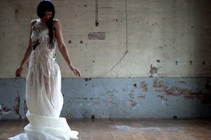 photo d'une mannequin de face portant une robe lin avec plis piqués et haut en cuir et crochet réalisée par Joseph Lestrade et mapie des vignes - séance photo par Dylan des robes de l'exposition "à mains croisées"