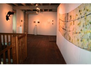 vue de l'exposition "entre art et métier d'art" au Moulin des Arts.