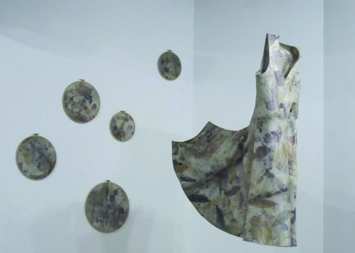 robe par mapie des vignes , des empreintes végétales et la coupe en un morceau. exposition "entre art et métier d'art" au Moulin des Arts.