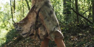 Robe Soi, coupe en un morceau et empreintes végétales sur soie, mapie des vignes