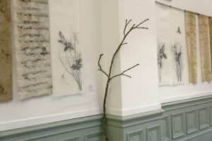 exposition Shinrin-Yoku de mapie des vignes et helena sellergren.kakemono - "Haïku de la forêt" - voile de lin, sérigraphie - Helena Sellergren