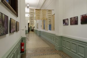 exposition Shinrin-Yoku de mapie des vignes et helena sellergren.Noren "est" empreintes végétales sur soie et chanvre.