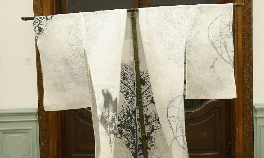 exposition Shinrin-Yoku de mapie des vignes et helena sellergren.kimono - "Poésie d'Automne" - voile de lin, sérigraphie