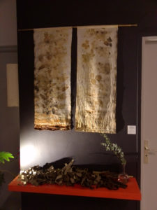 exposition Shinrin-Yoku de mapie des vignes et helena sellergren.kakemono "Haïku de la Forêt" dyptique empreintes végétales sur coton ancien
