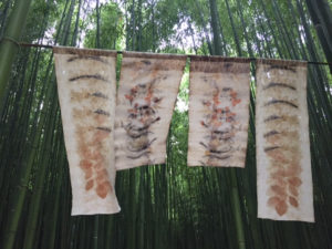 exposition Shinrin-Yoku de mapie des vignes et helena sellergren.Noren "Ouest" empreintes végétales sur soie et chanvre