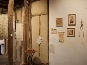 vue d'une partie de l'exposition : Aqua, Enfance - empreintes végétales sur soie et lin par mapie des vignes